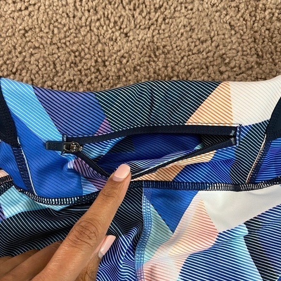 𝅺Athleta Women’s Electric Geo Sonar Capri Tights Blue Black & White Colors Sz M - Picture 12 of 15